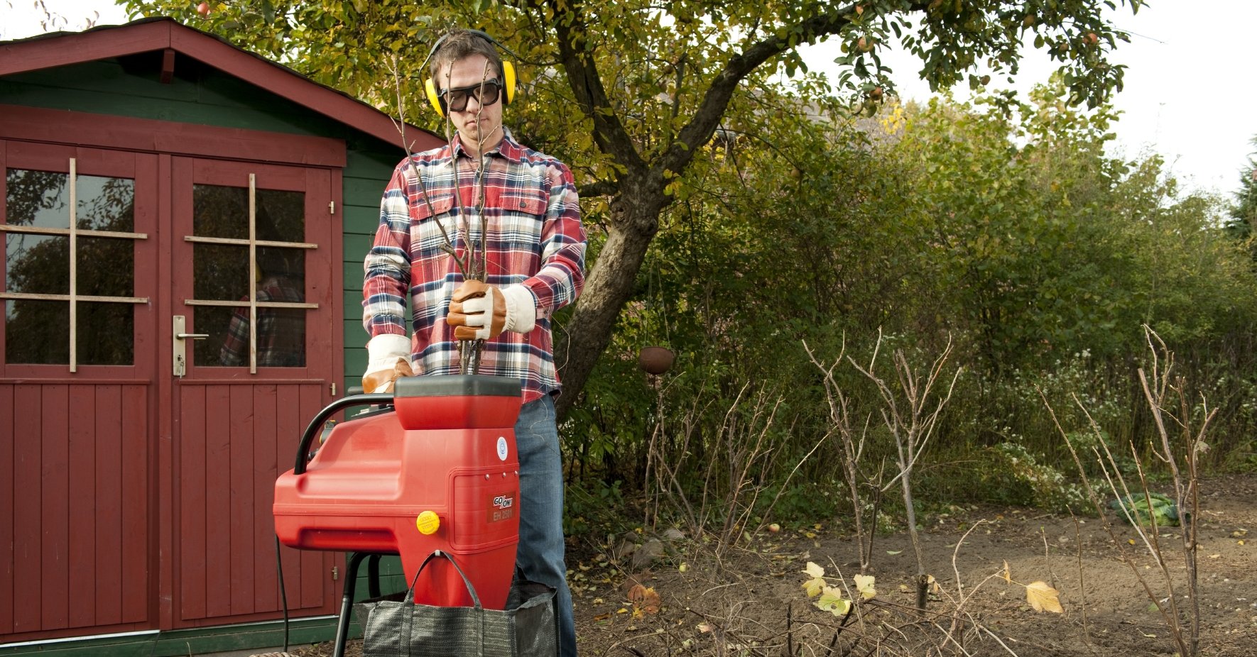 Shrub pruning is very suitable for filling the raised bed