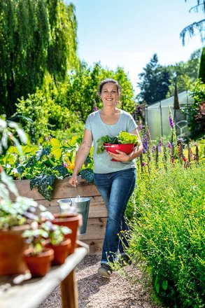 Woman_harvesting_vegetables_Neudorff.jpg