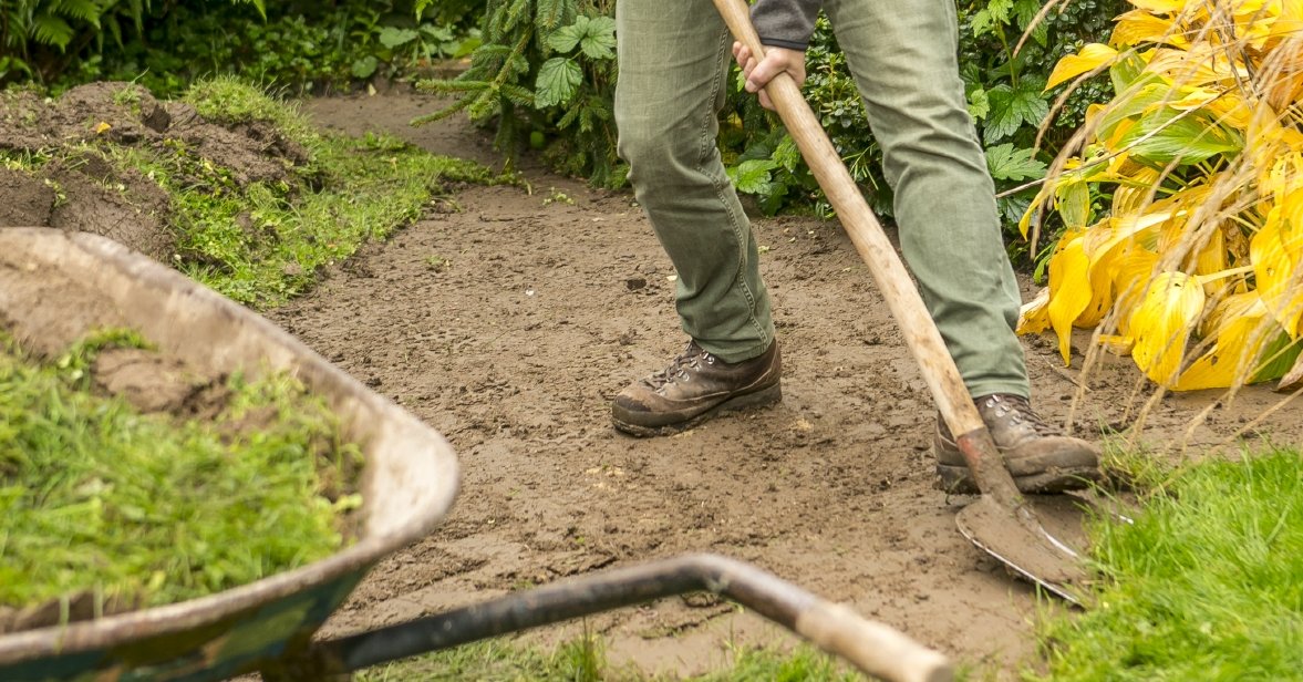 Preparing the surface for the raised bed Für das eigene Hochbeet muss erst eine Fläche im Garten frei gemacht werden