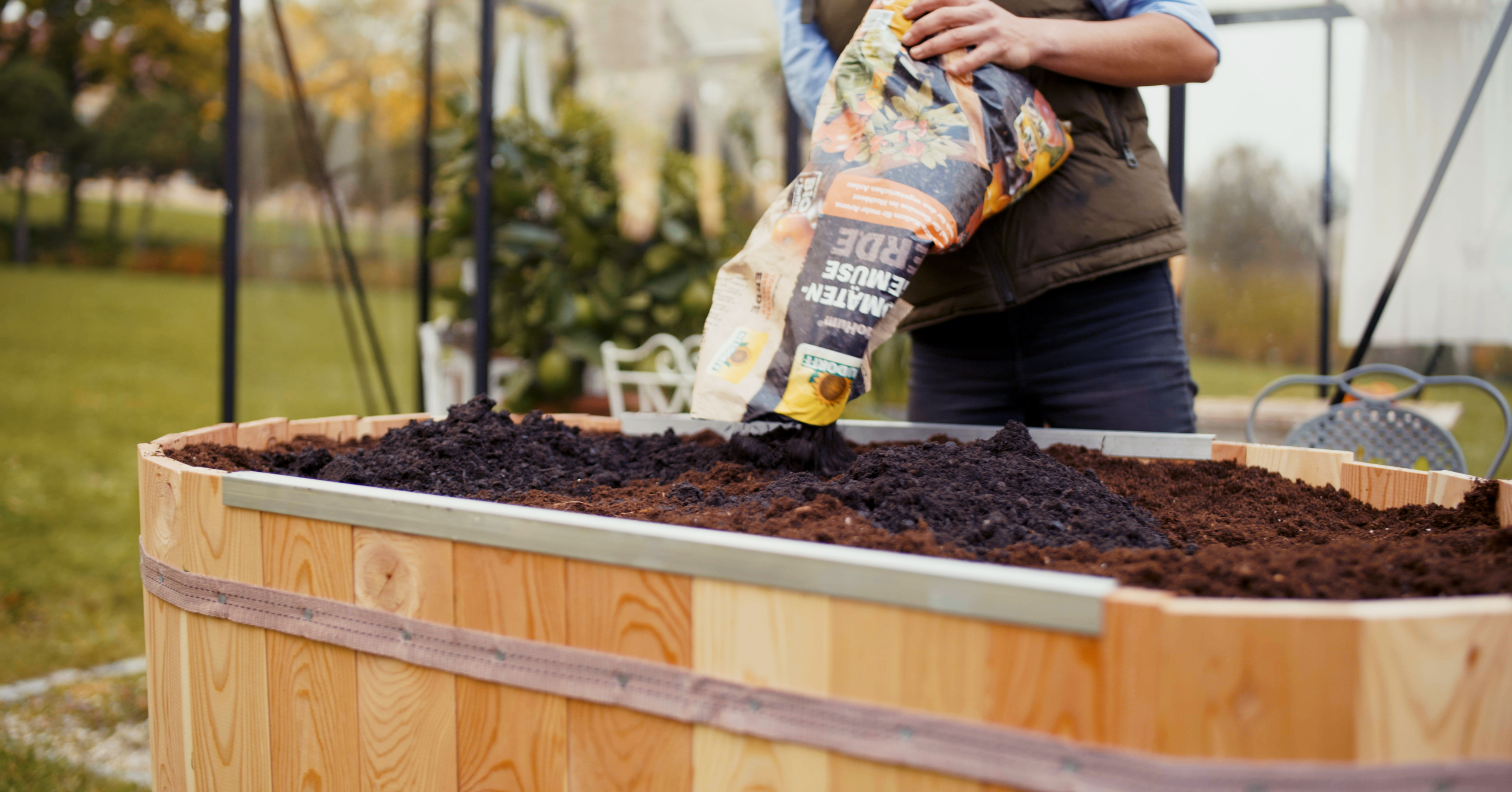Befüllen mit NeudoHum Tomaten- und GemüseErde Befüllen mit NeudoHum Tomaten- und GemüseErde